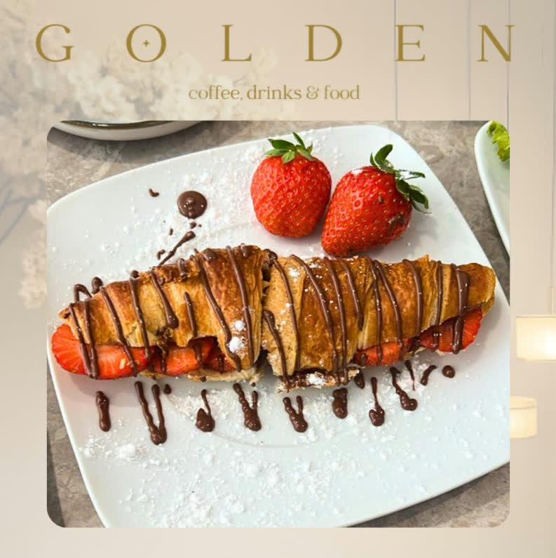 Croissant com morangos frescos, Nutella e açúcar em pó