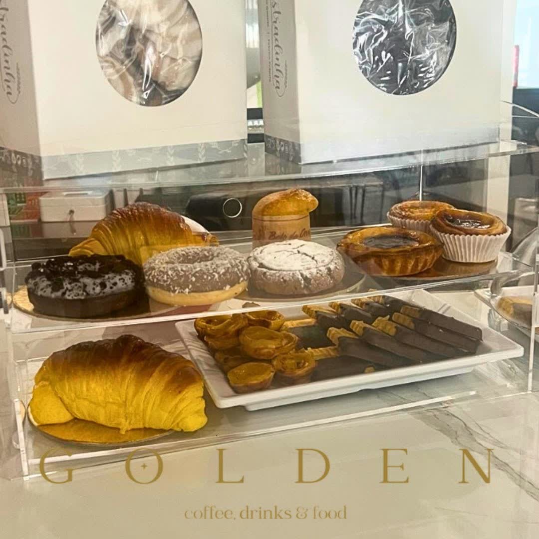 A montra do balcão: croissants, pastéis de nata e bolas de Berlim
